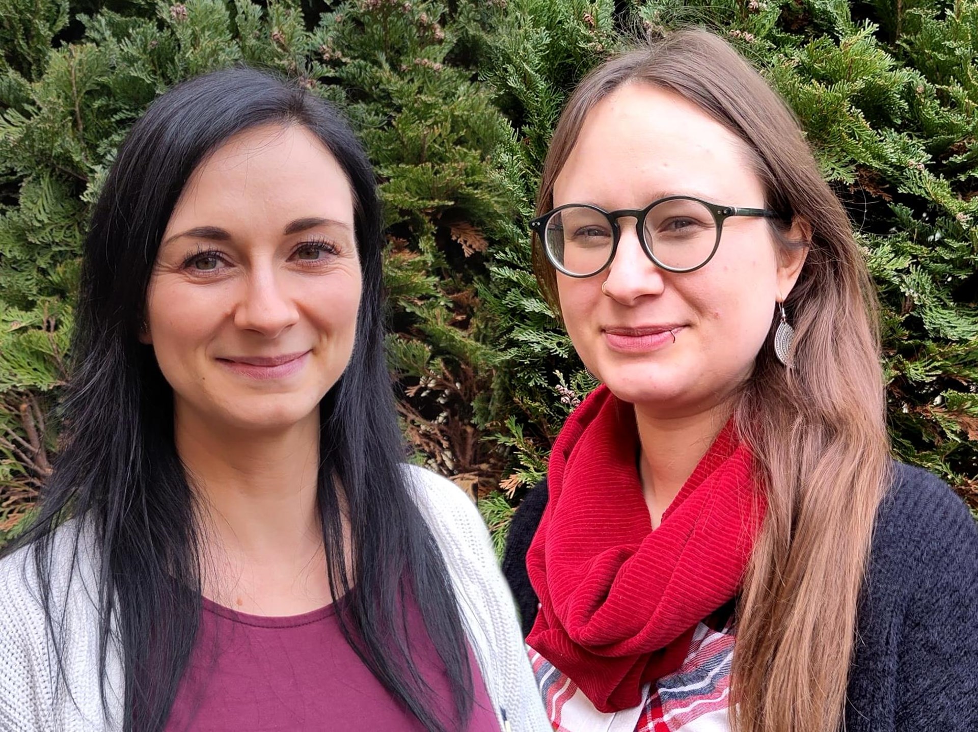 zwei Frauenportraits vor grünem Baum