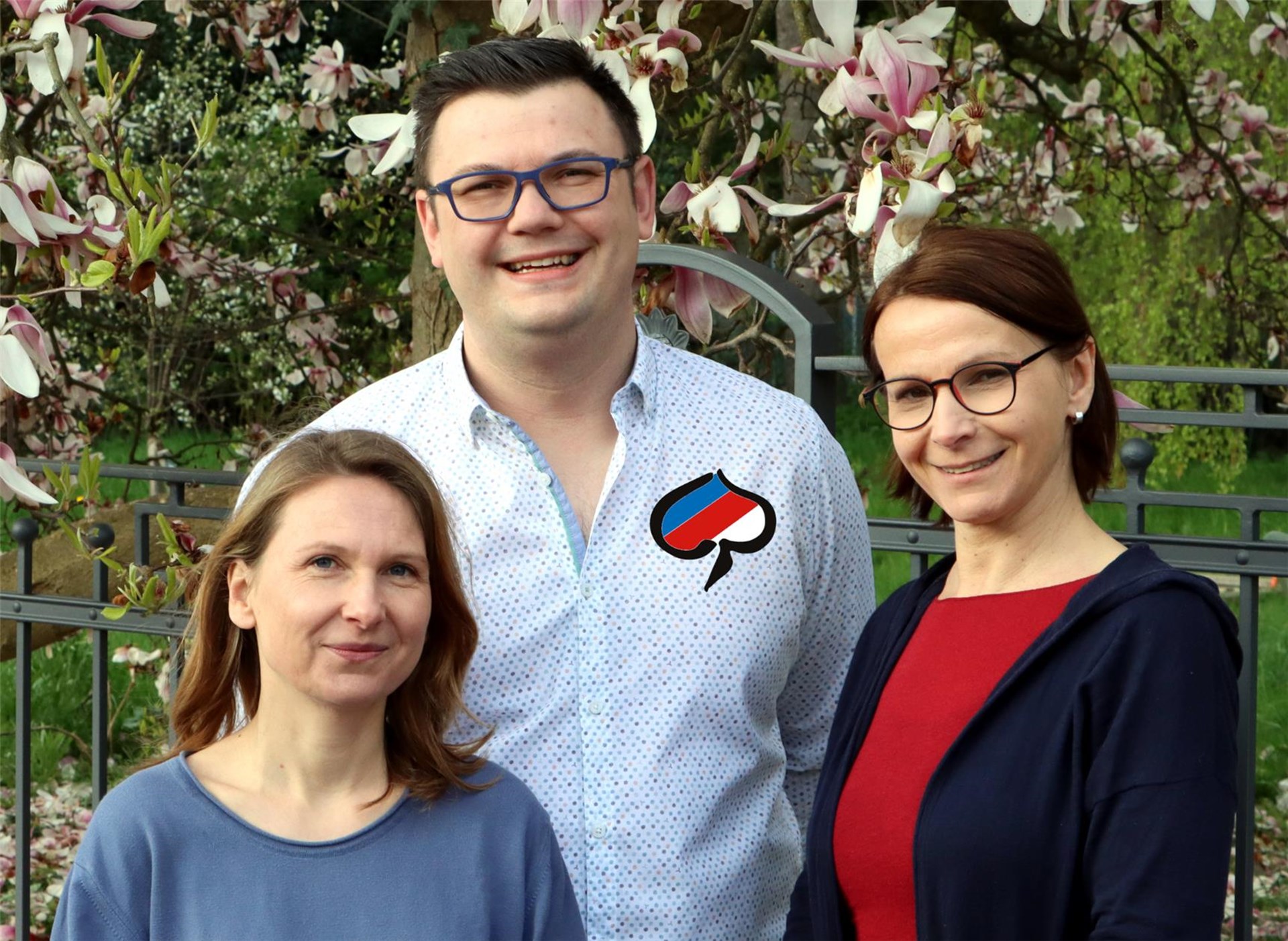 Gruppenbild mit zwei Frauen und einem Mann