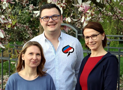 Gruppenbild mit zwei Frauen und einem Mann