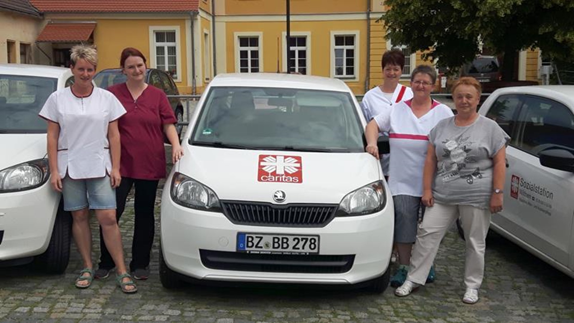 Mehrere Frauen vor einem Auto