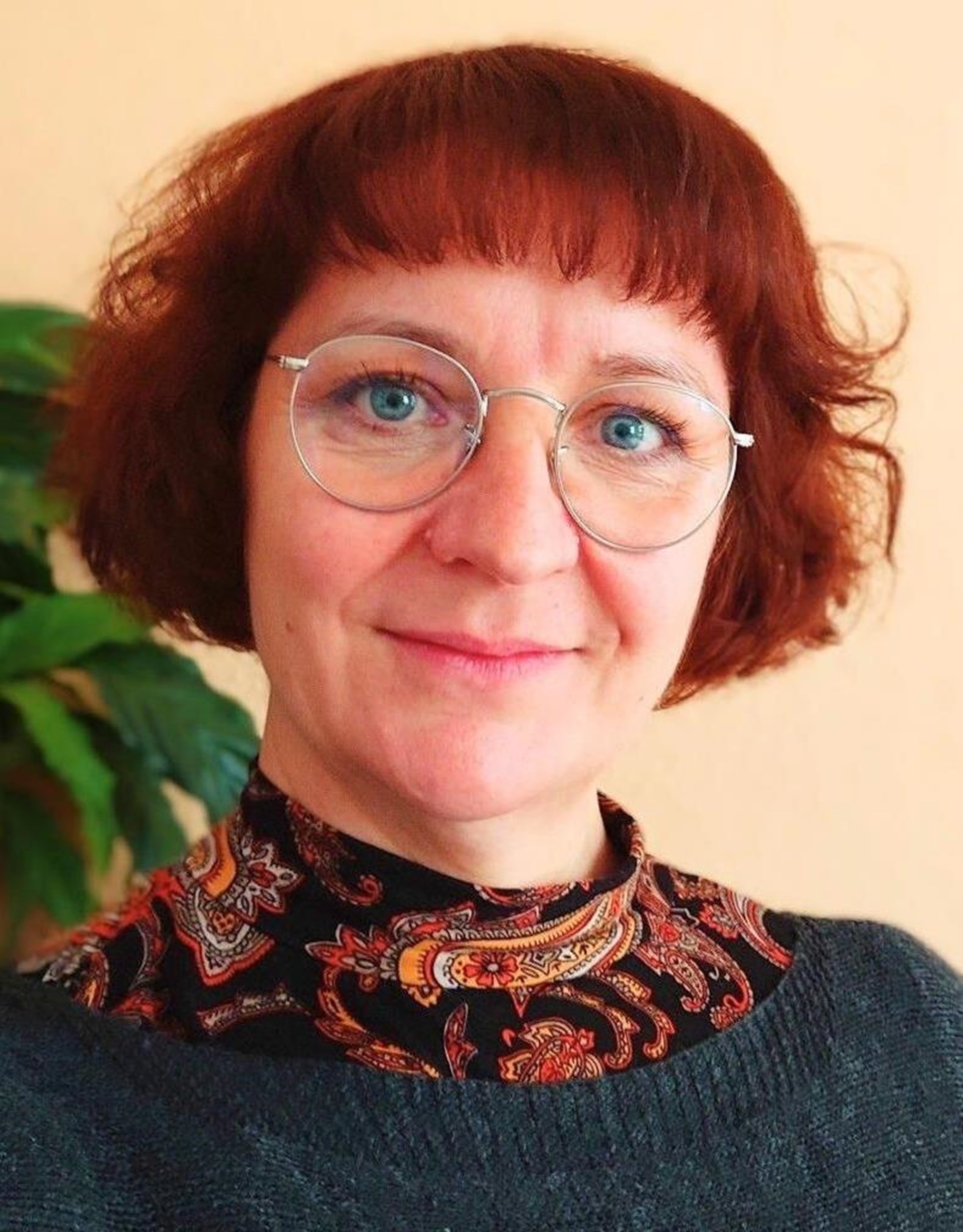 Portrait einer Frau mit kurzen Haaren und Brille